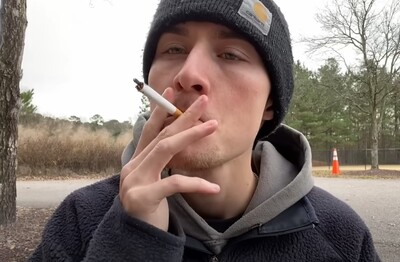 Лечение зависимости от табакокурения во Владикавказе Мужчина с сигаретой делает затяжку