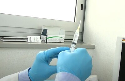 Проведение кодирования Вивитролом во Владикавказе Шприц с Вивитролом в руках у врача